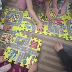 Układanie puzzli piankowych - gr 1.jpg