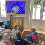 dzieci oglądają film edukacyjny.JPEG