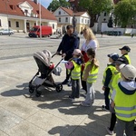 wręczanie optymistycznych pocztówek cz.3.JPEG