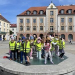 dzieci tańczą w centrum mmiasta.JPEG