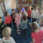 zabawa z niebieskimi piłkami.jpeg