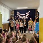 dzieci tańczą hawajskie tańce.JPEG