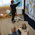 dzieci wskazują co jest dobre dla ziemi.jpg