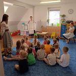 Pani Ola pokazuje stroje ludowe.jpg