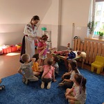 Dzieci przymierzają ludowe dodatki.jpg