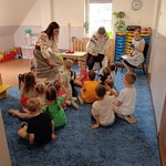 Dzieci dotykają tradycyjnych materiałów.jpg