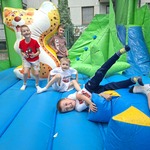 chłopcy z grupy 3 na dmuchanymm placu zabaw.jpg