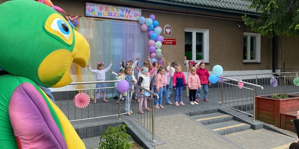 występ taneczny dzieci uczęszczjących na zajęcia z Paroo.jpg