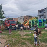 rodxzice i dzieci korzystają z atrakcji.jpeg