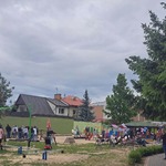dzieci z rodzicami w trakcie festynu.jpeg