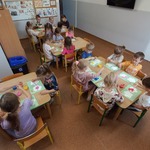 Dzieci wykonują pracę plastyczną.jpg