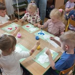 Malowanie kwiatków farbą z użyciem pipety.jpg