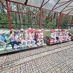 Smerfiki siedzą na kolejce.jpg