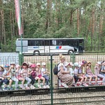 Smerfiki na kolejce.jpg