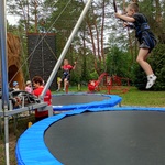chłopcy skaczą na eurobungee.jpg