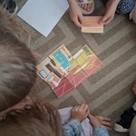 dzieci układają puzzle.jpg