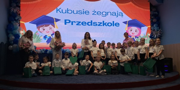 Dyrektor_ Nauczyciele oraz dzieci podczas zakkończenia roku szkolengo 2025-2026.JPG