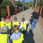 dzieci spacerują z przewodniczką.jpg