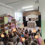 dzieci oglądają przedstawienie.jpg